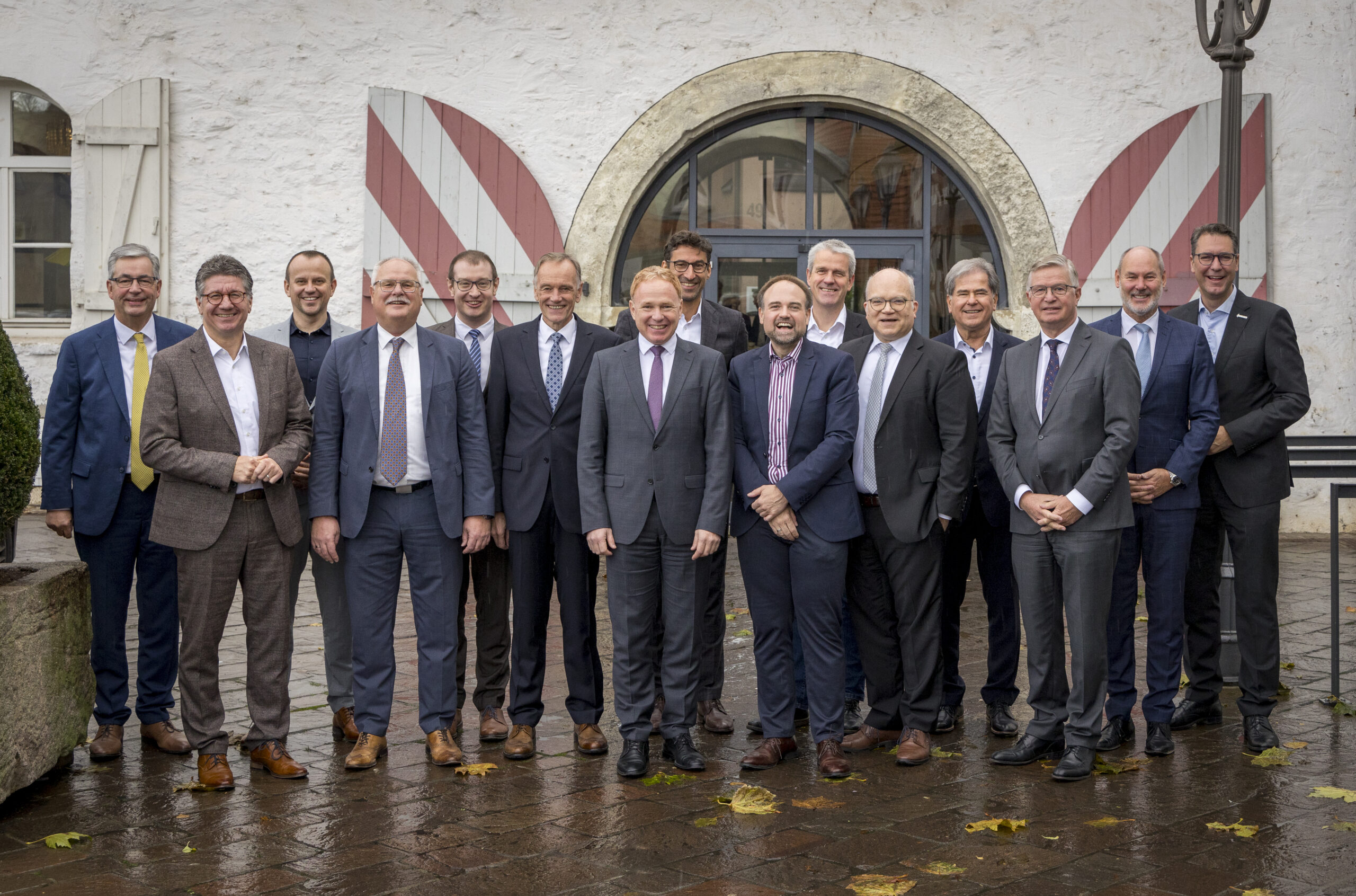 Der wiedergewählte Verwaltungsrat des Neckar-Energieverbands. Der wiedergewählte Verwaltungsrat des NEV (von links: Landrat Dietmar Allgaier, Bürgermeister Siegmund Ganser, Bürgermeister Bernd Bordon, Geschäftsführer Mario Dürr, Oberbürgermeister Maximilian Friedrich, Bürgermeister Jochen Müller, Bürgermeister Ralf Trettner (Verbandsvorsitzender), Oberbürgermeister Matthias Klopfer, Bürgermeister Martin Funk, Oberbürgermeister Christoph Bolay, Landrat Norbert Heuser, Bürgermeister Karl Vesenmaier, Landrat Heinz Eininger, Oberbürgermeister Martin Georg Cohn und Landrat Dr. Richard Sigel. Es fehlen: Oberbürgermeister Alexander Maier und Oberbürgermeister Dr. Matthias Knecht).