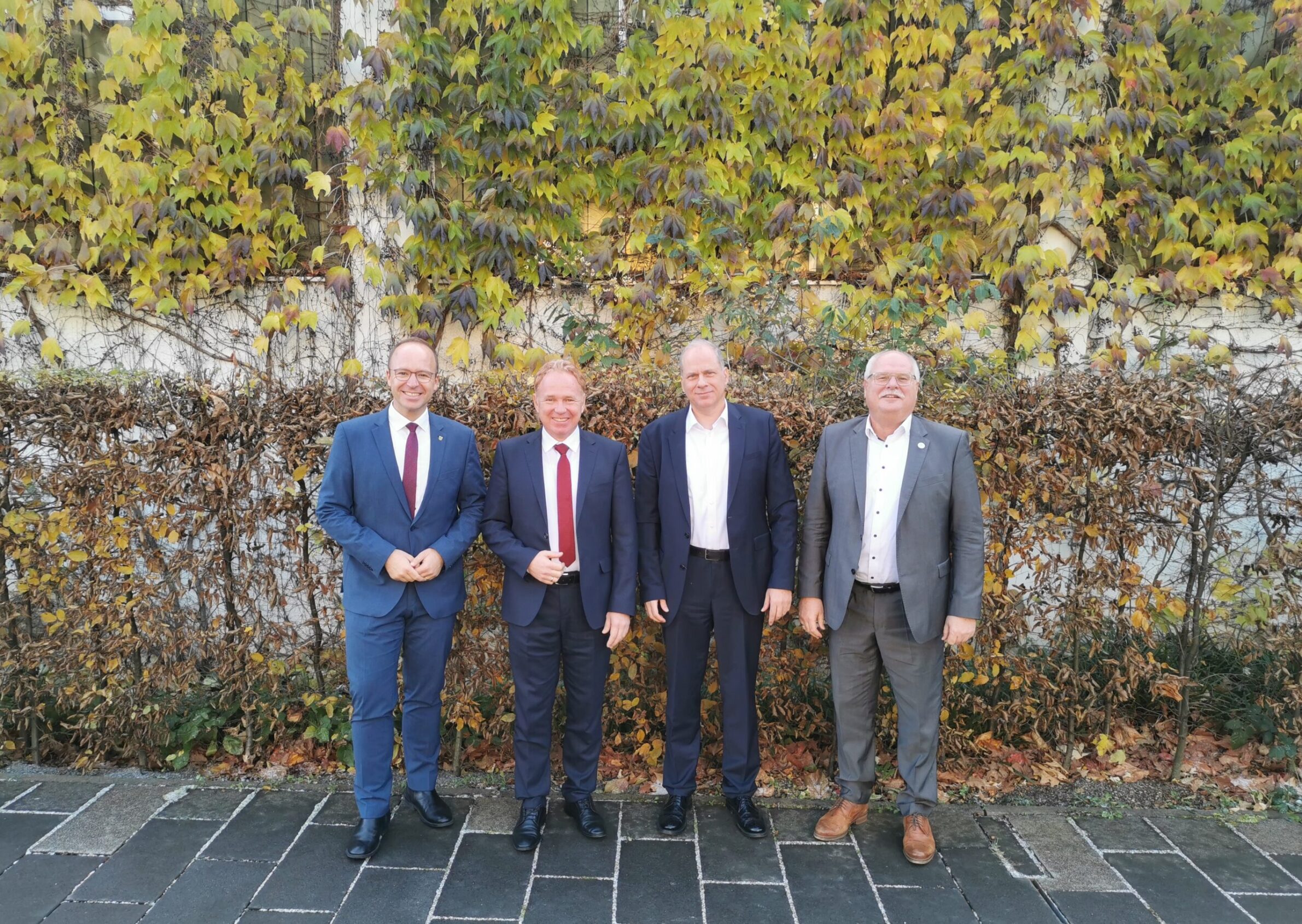 Von links: Oberbürgermeister Otto Ruppaner (Leinfelden-Echterdingen), Bürgermeister Ralf Trettner (Verbandsvorsitzender), Dr. Georg Stamatelopoulos (Vorstandsvorsitzender der EnBW AG), Mario Dürr (Geschäftsführer)