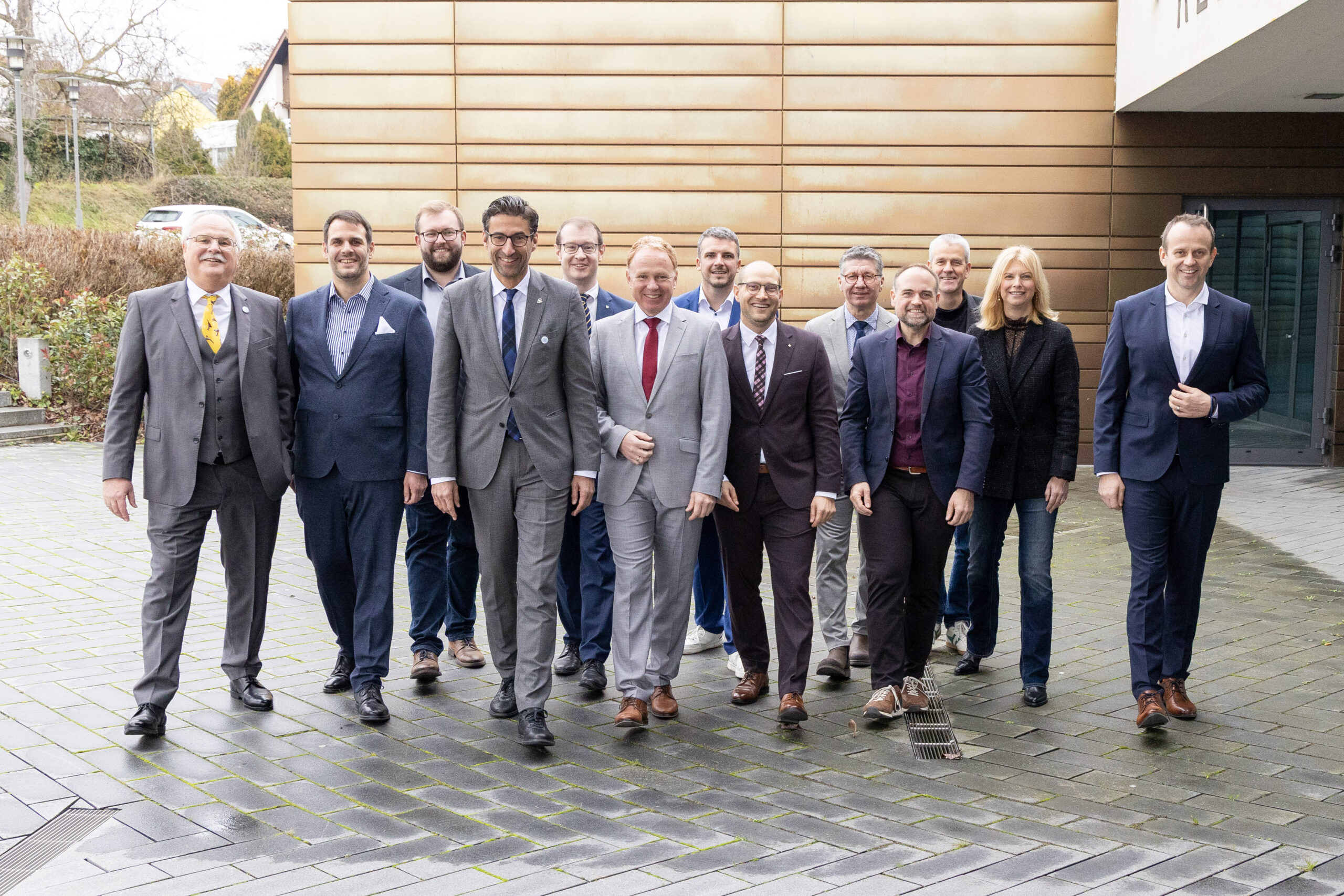 Der wiedergewählte Verwaltungsrat des NEV (von links: Landrat Dietmar Allgaier, Bürgermeister Siegmund Ganser, Bürgermeister Bernd Bordon, Geschäftsführer Mario Dürr, Oberbürgermeister Maximilian Friedrich, Bürgermeister Jochen Müller, Bürgermeister Ralf Trettner (Verbandsvorsitzender), Oberbürgermeister Matthias Klopfer, Bürgermeister Martin Funk, Oberbürgermeister Christoph Bolay, Landrat Norbert Heuser, Bürgermeister Karl Vesenmaier, Landrat Heinz Eininger, Oberbürgermeister Martin Georg Cohn und Landrat Dr. Richard Sigel. Es fehlen: Oberbürgermeister Alexander Maier und Oberbürgermeister Dr. Matthias Knecht).